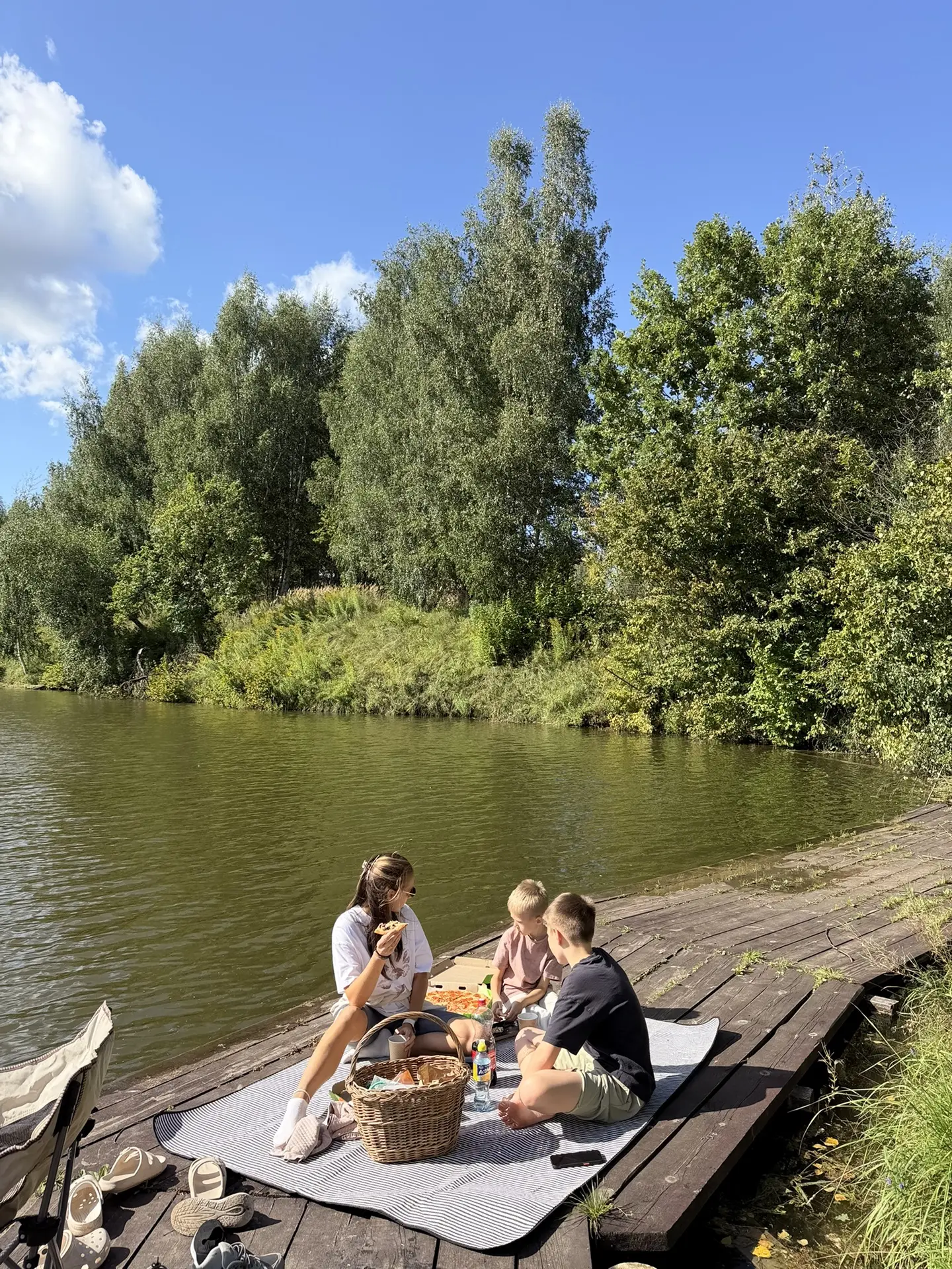 Приехали на пикник к озеру с удочкой  с детьми и подружкой, пока муж на работе.