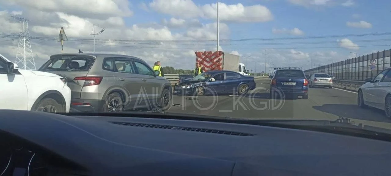 Окружная в районе Акоруса ДТП, влетел в дорожников?