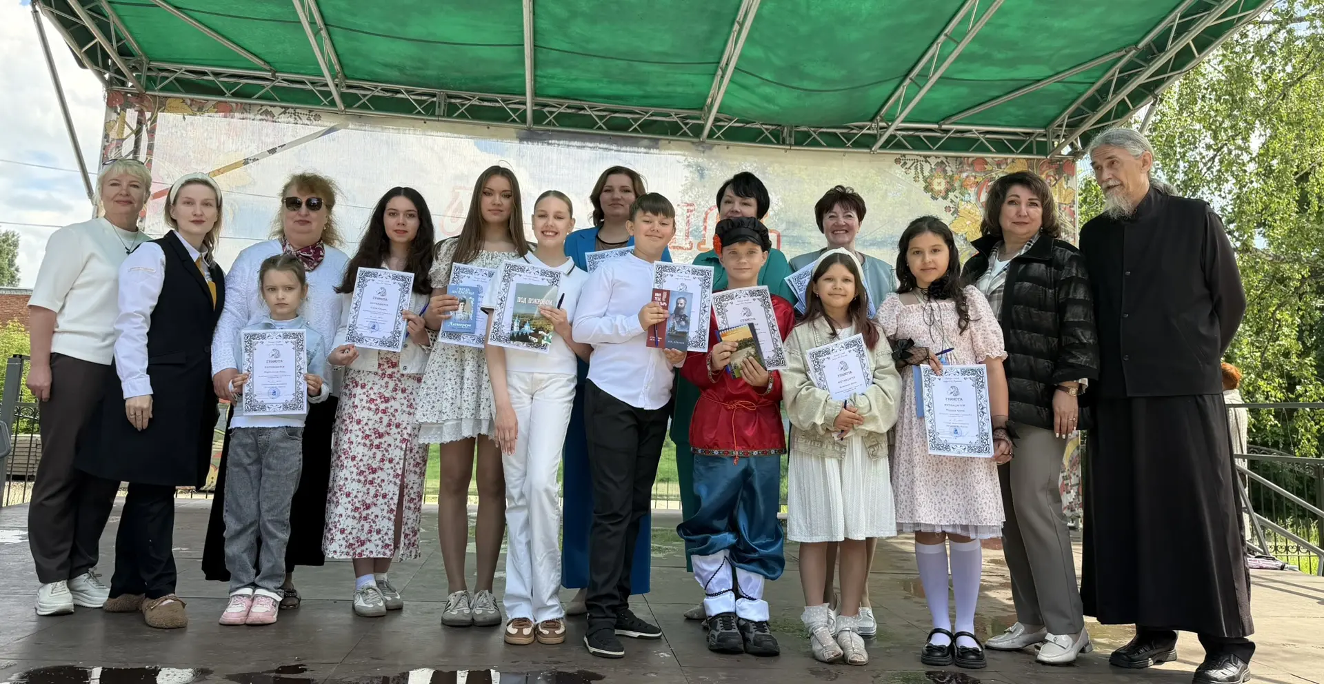 ✍🏻Пушкинские строки в сердце Алатыря: конкурс чтецов объединил поколения🪢

☀️В чудесный день рожде