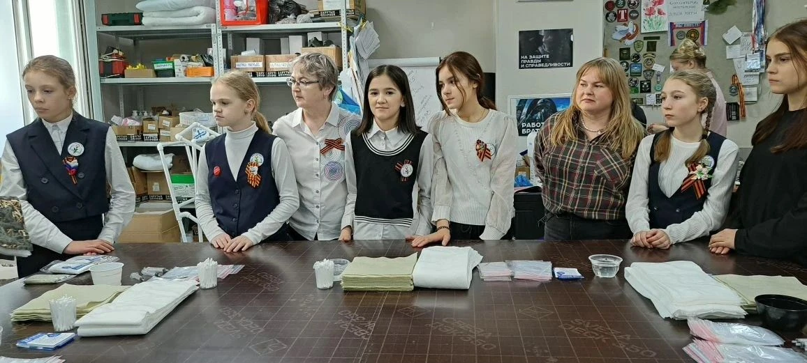 В преддверии 81-й годовщины Победы: Юные патриоты плетут сети и готовят подарки для фронта! 🇷🇺   В д