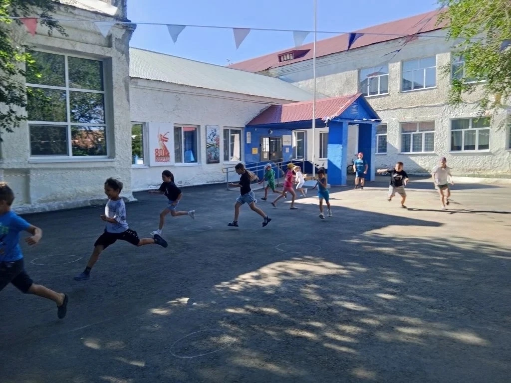 Всем привет! День в пришкольном лагере пролетел на одном дыхании. Утро началось по классике: бодрая 