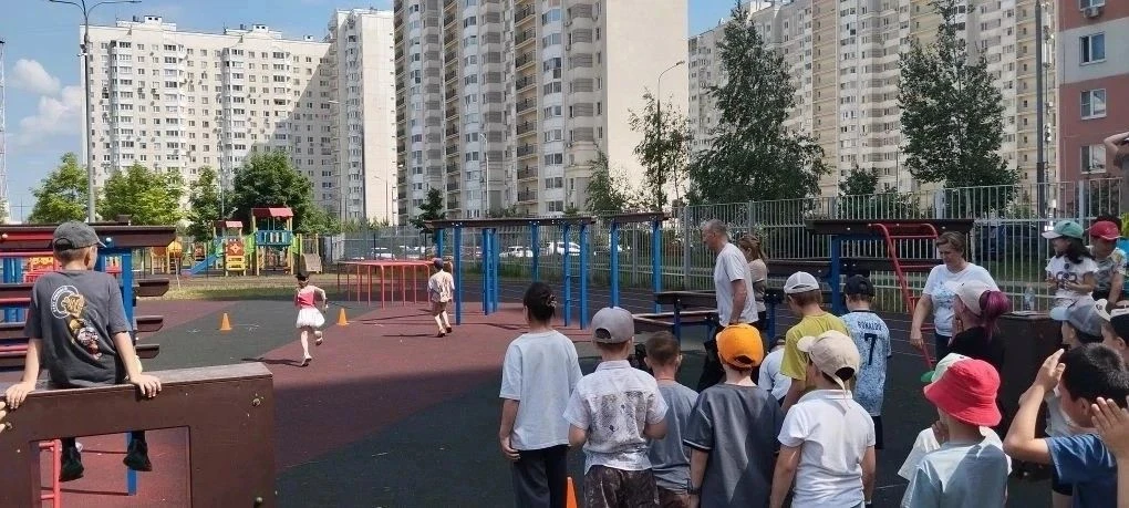 Сегодня в нашем лагере спортивный дух бил ключом! Мы устроили настоящие эстафеты: скорость, ловкость