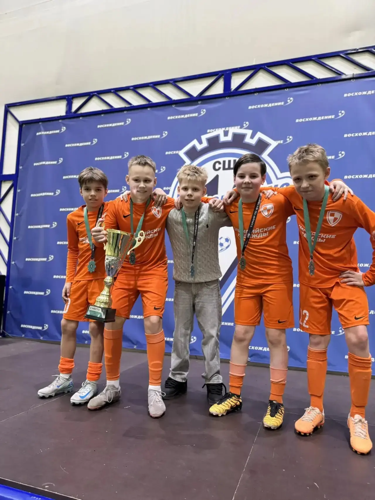 Достижения вне школы🙌  ⚽️Зимнее первенство по футболу среди мальчиков до 13 лет завершилось! 🎉 Перво