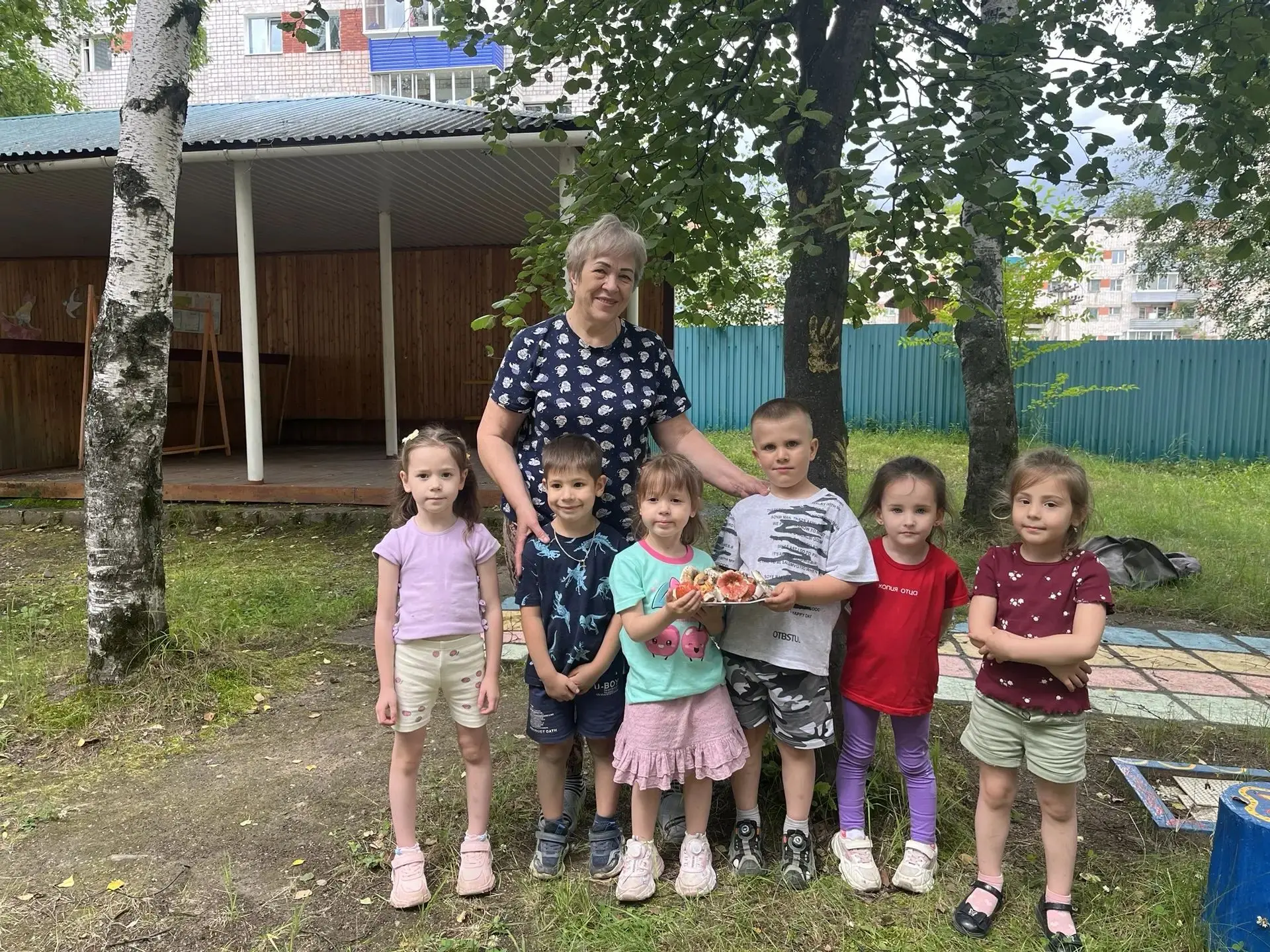 Старшая логопедическая группа "Светлячок" 🔆

На прогулке вместе с воспитателем Бердниковой Ольгой В