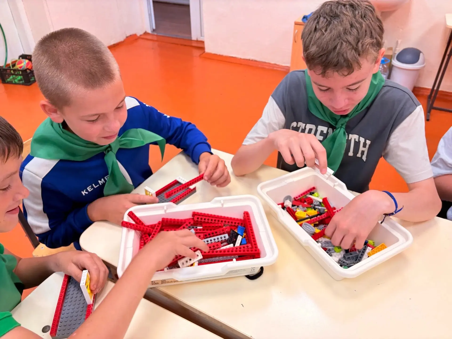 🎉 Ура! В нашем лагере прошёл крутой день науки и технологий! 🎉

🧠 Ребята погрузились в удивительн