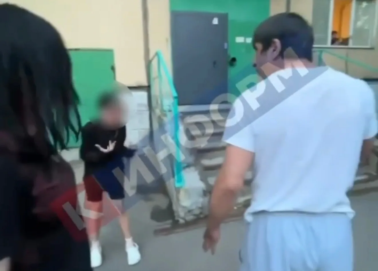 👮‍♂️ В Сургуте полицейские установили личность мужчины, который напал на 12-летнюю школьницу во дво