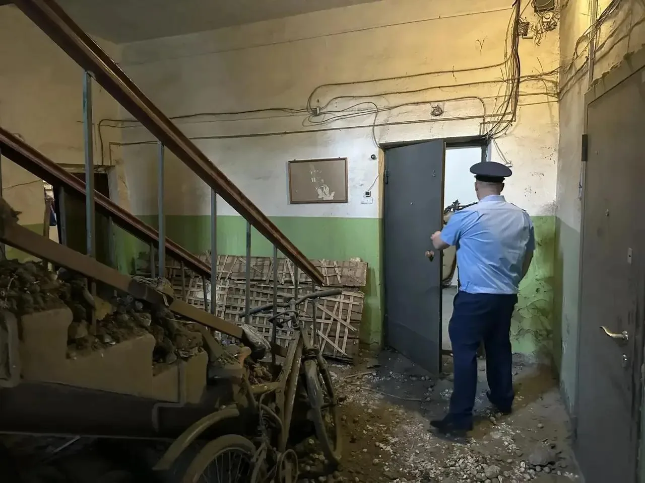 В многоэтажке Омска из-за обрушения потолка в доме эвакуировали 14 жильцов

Сегодня, 21 июня, в двух