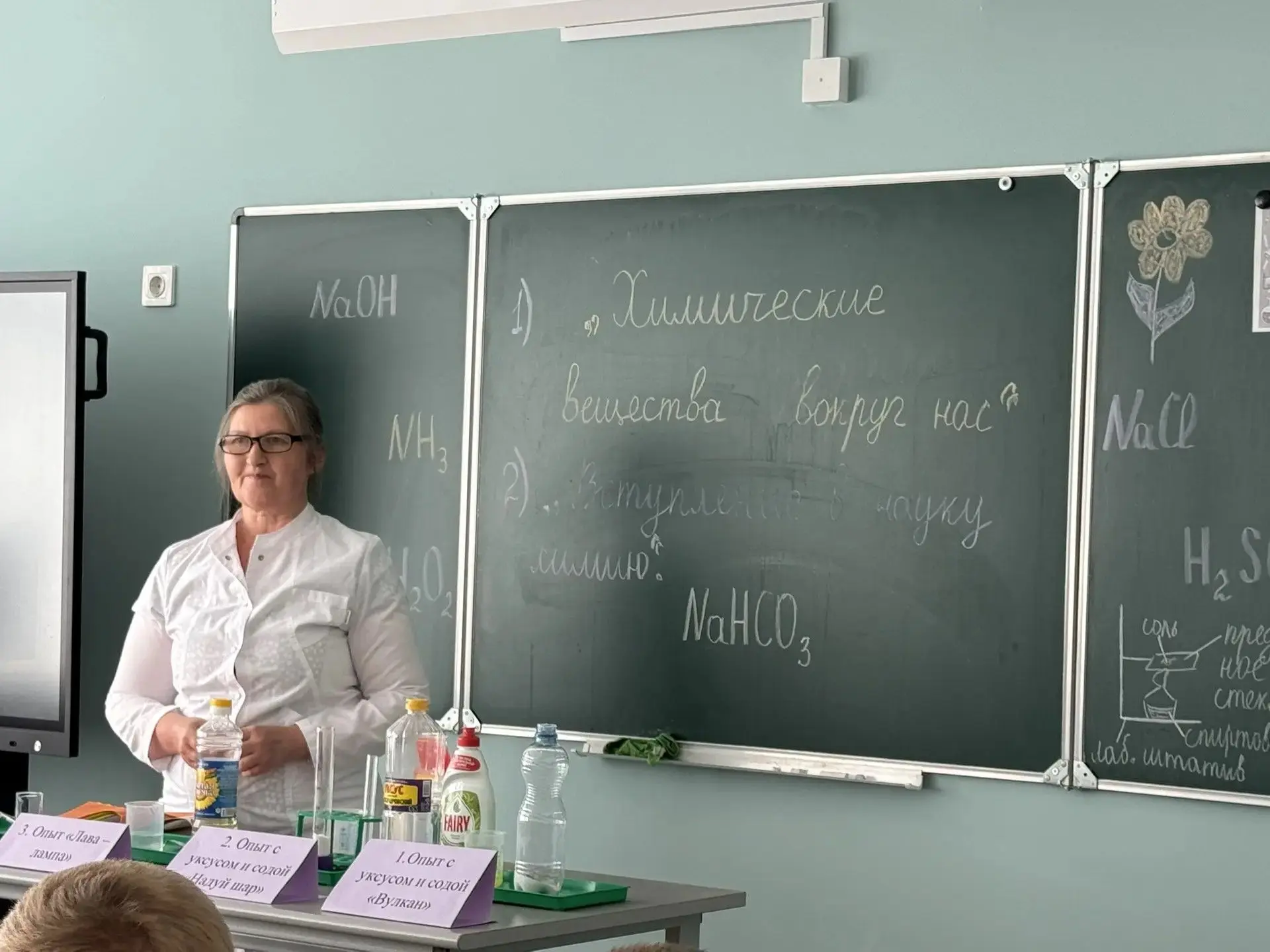 Прошедшая пятница в пришкольном лагере: день науки и сладости! 🧪🍪 
Пятница выдалась по-настоящему 