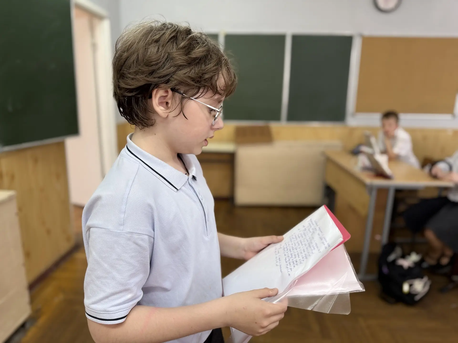 На уроке математики в 5 классе провели необычный эксперимент. 📊 Вместо абстрактных задач из учебника