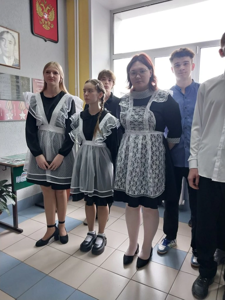 Сегодня в нашей школе прошла торжественная линейка, посвящённая выпускникам 9-ых и 11-о...