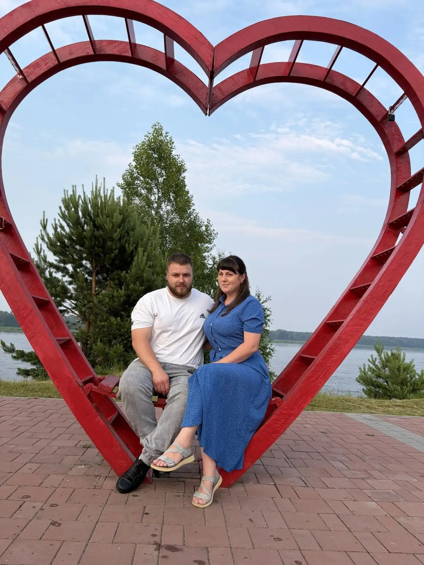 На берегу Енисея, чьи глубокие и тёмные воды неспешно текут сквозь осенние леса, льётся...