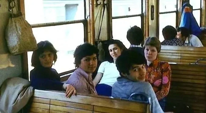 Мы застали электрички с такими скамейками и окнами! 🚂