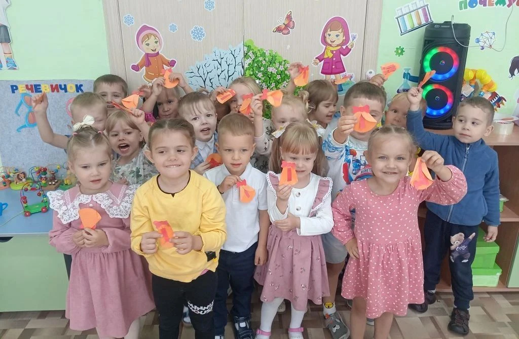 Сегодня в средней группе целый день "Осенний переполох". Утро у ребят началось со школь...