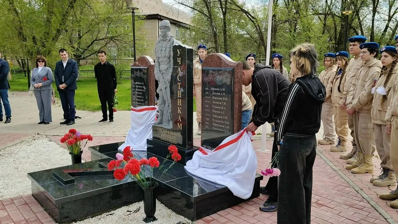 В рабочем поселке Красные Баррикады состоялось торжественное мероприятие по дополнению мемориала нов
