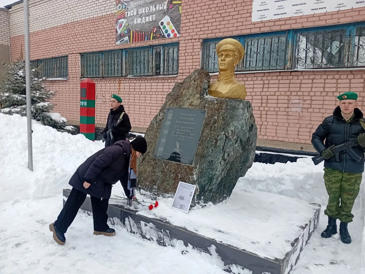 Подвиг героев Даманского Сегодня у памятника Александру Сидоровнину МБОУСОШ4 состоялся торжественный