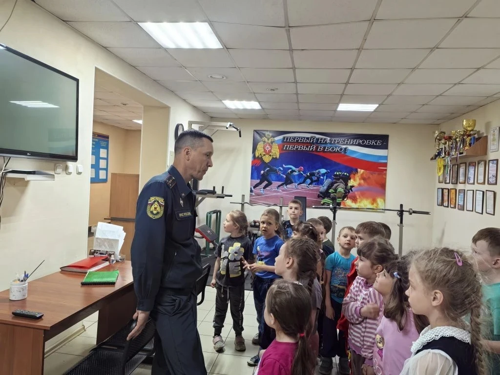 Воспитанники группы "Светлячки" побывали на интереснейшей экскурсии в пожарной части. �...