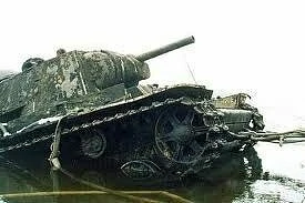 Танк КВ-1 затонул в 1941г во время переправы через Неву.