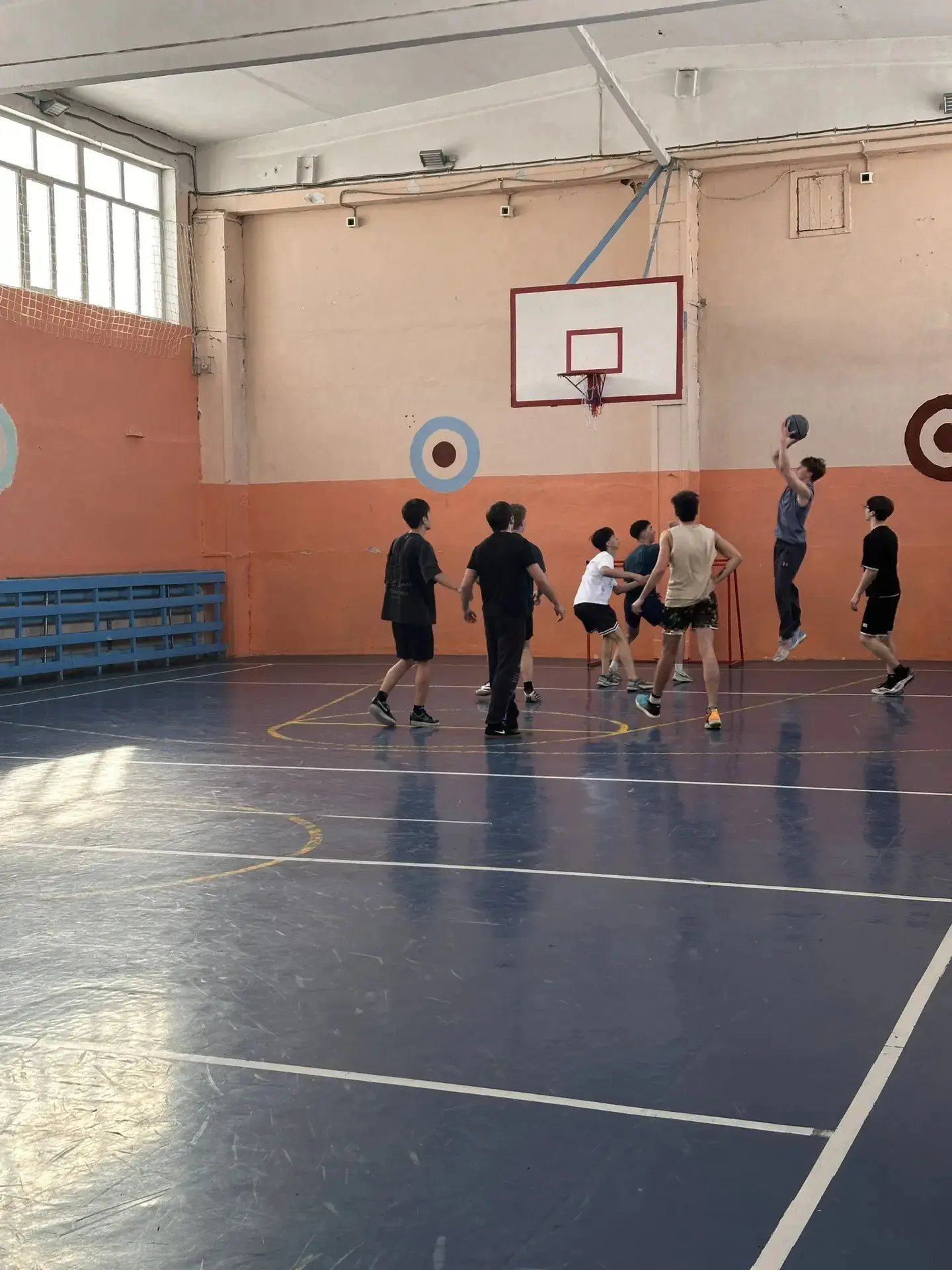🏀В втором корпусе прошла товарищеская встреча по баскетболу среди учеников 10 класса и выпускников н