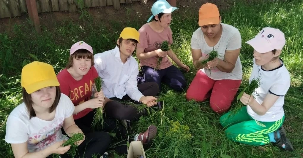 Творчество, цветы, травинки и душа русской старины... 🌿✨

Именно так проходят занятия у нашего неут