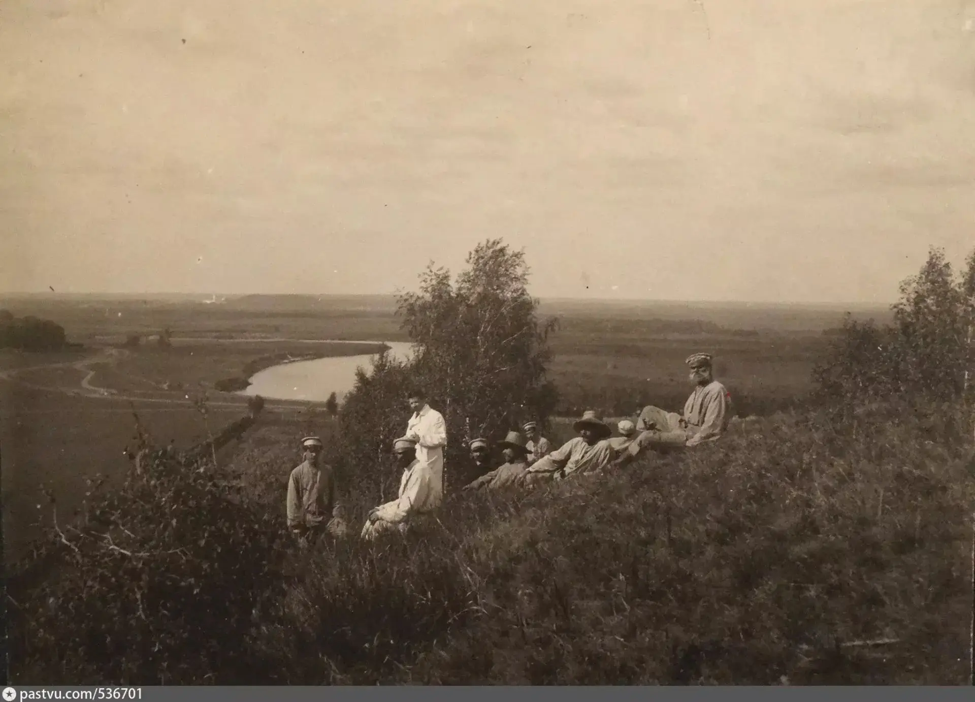 А вот так гуляли казанцы лет 100 с небольшим тому назад. На фотографии группа отдыхающи...