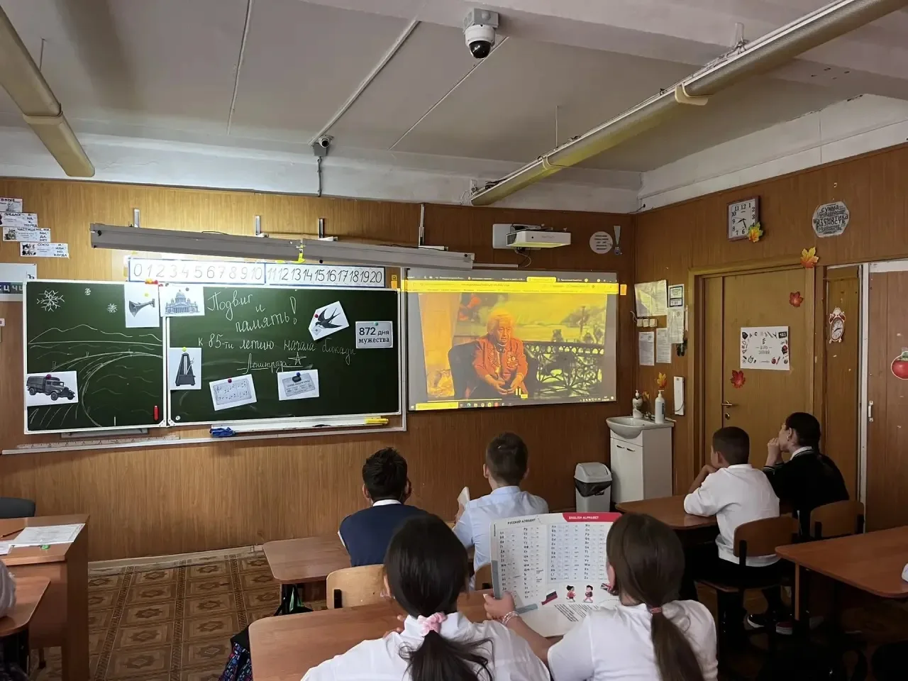 Утро в МОУ СОШ № 12 началось с торжественной линейки — её провела советник по воспитани...