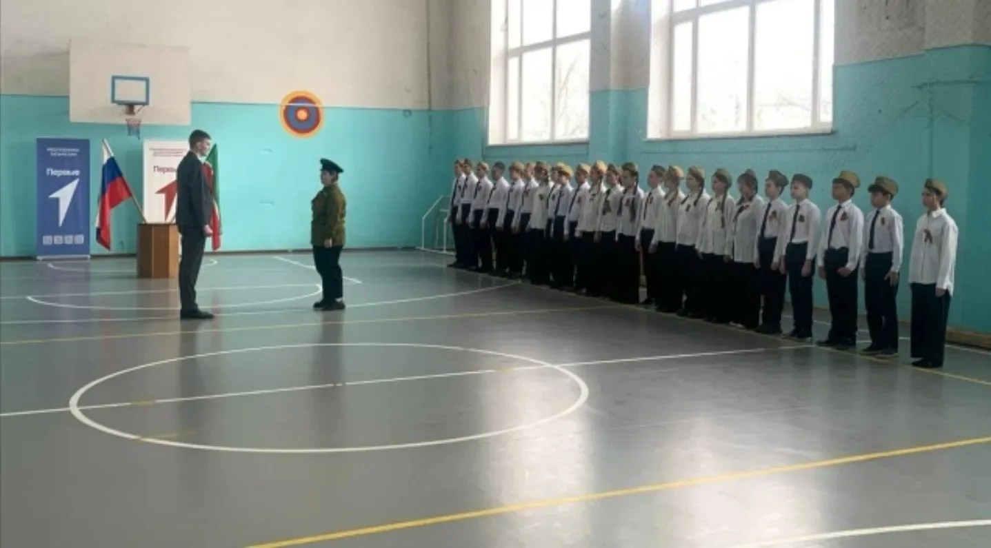 🎤✨ Школа №15 провела смотр строя и песни, посвящённый Дню защитника Отечества!  📌 Сегодня учащиеся 3