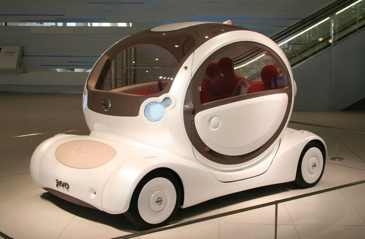 Nissan Pivo (2005)

Это платформа на четырёх колёсах, на которой сверху закреплена вращающаяся трёхм