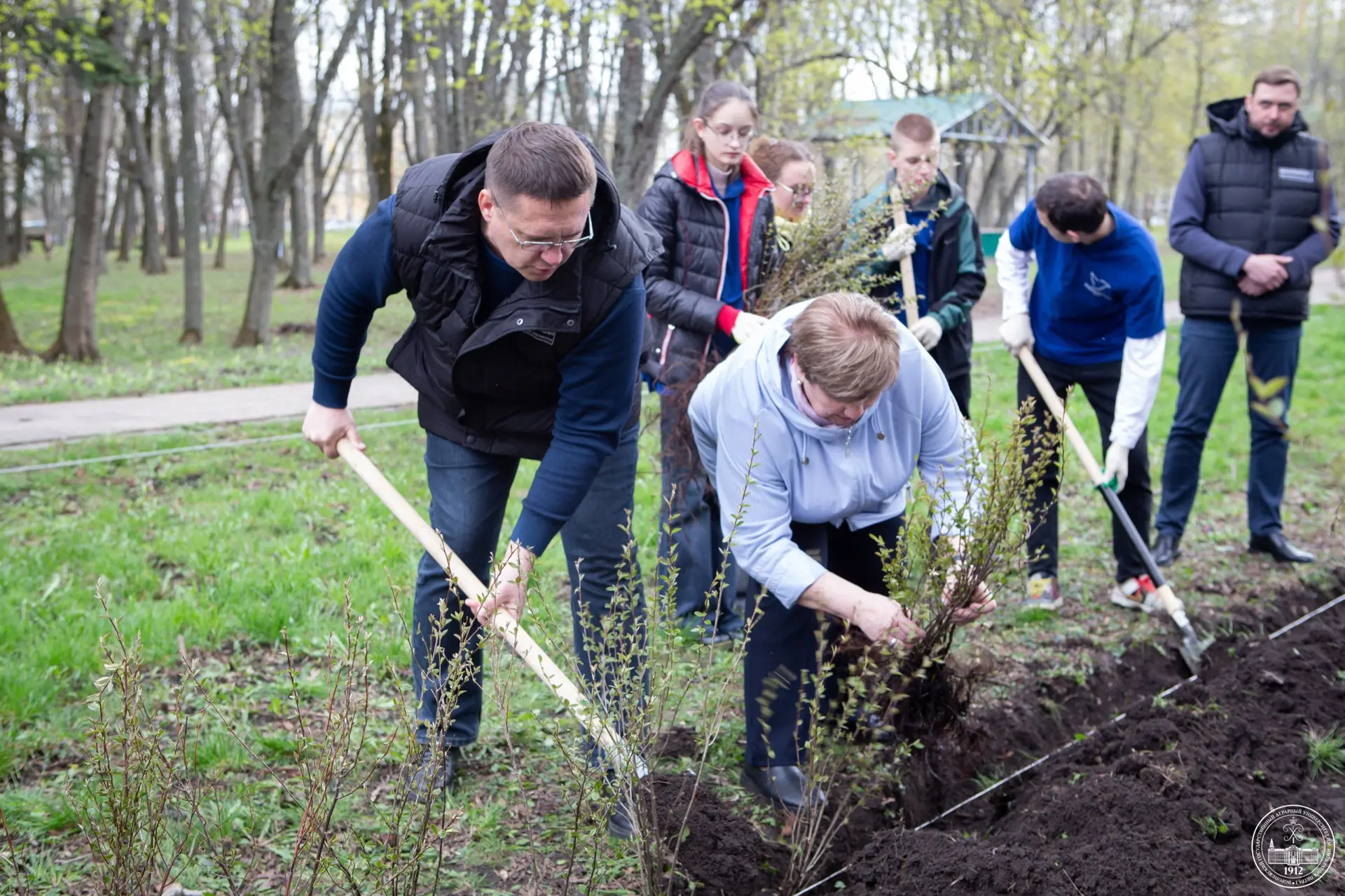 🌳 Появление живых мемориалов в честь наших героев: акция «Сад Памяти»  Сегодня в парке имени К.Д. Гл