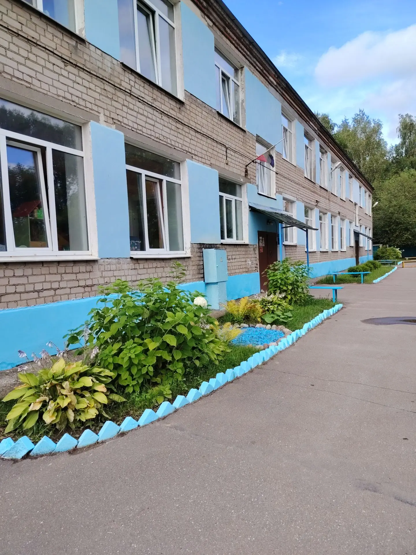 И вот уже три недели в нашем детском саду кипит работа по благоустройству:
отремонтированы и покраше