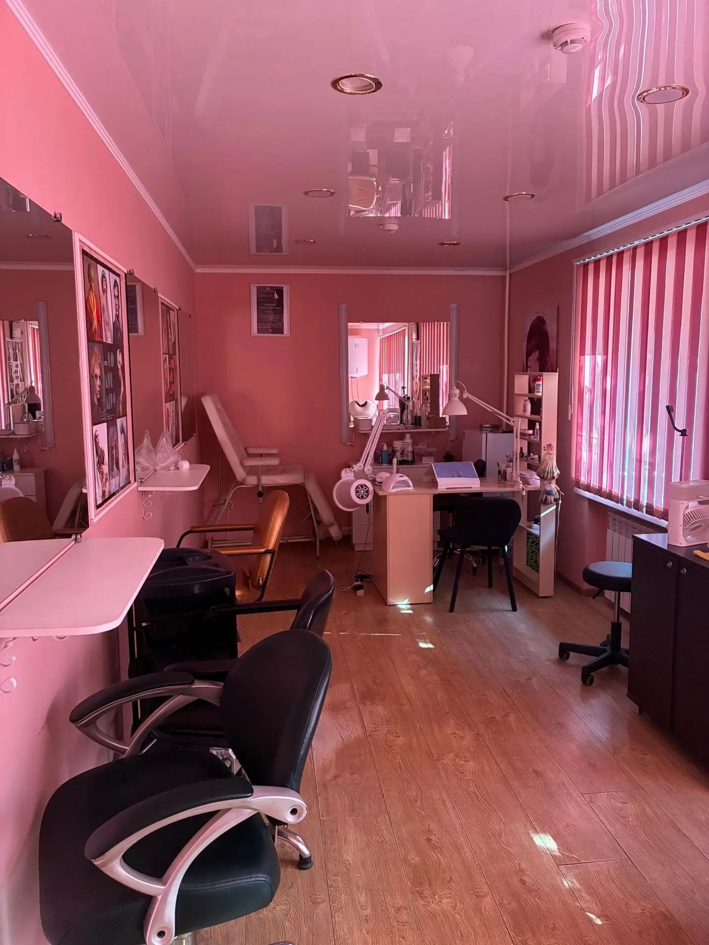 📣Сдаются 2 рабочих места в кабинете : парикмахер,визажист,бровист. 1 микрорайон,21; за ТД Прадо. Уд