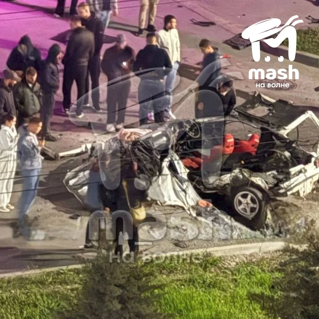 Авария произошла на Бородина в Симферополе.  Очевидцы пишут, что слышали визг шин — водитель долго т