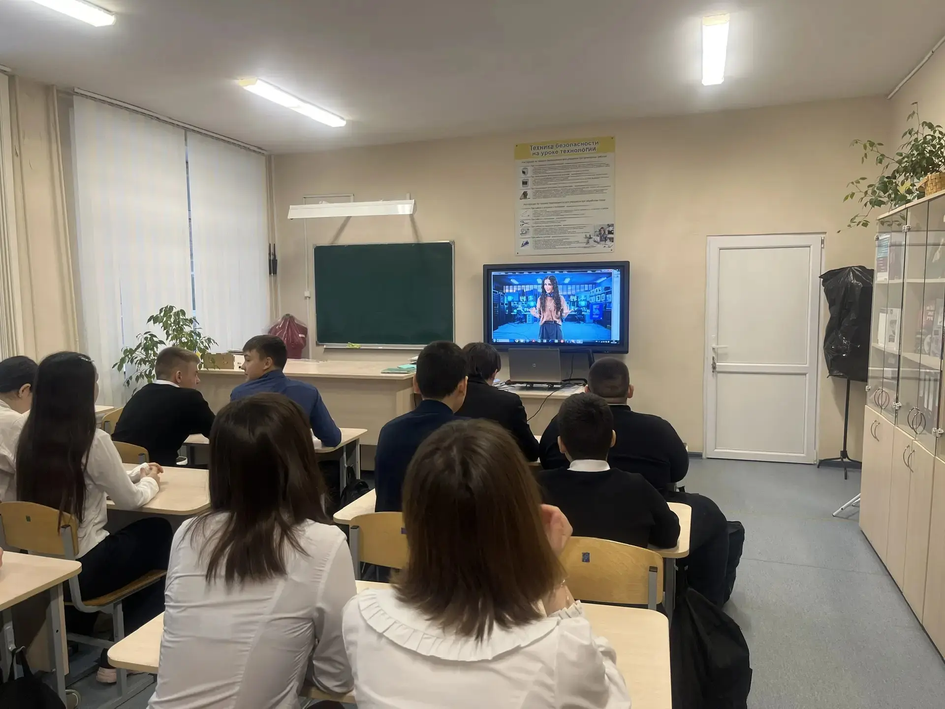 ✅2 марта новая учебная неделя в МАОУ Школе №98 им. Н.Ф.Обухова традиционно началась с выноса государ