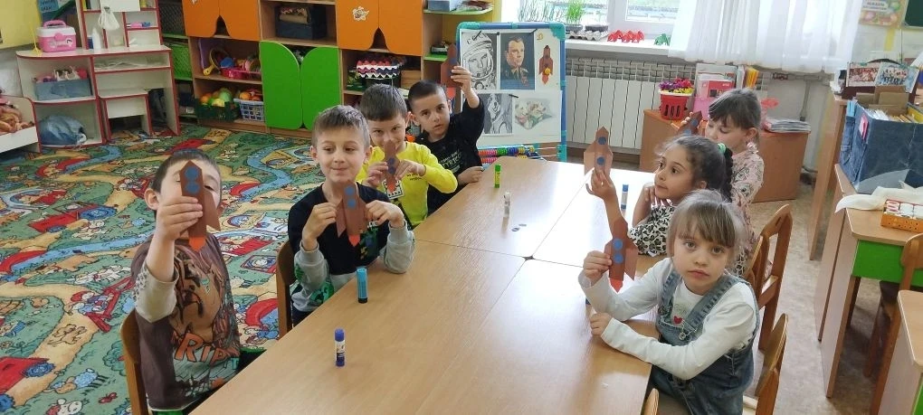 В разновозрастной группе "Пчёлки" (5-7лет) в преддверии празднования Дня Космонавтики ребята делали 