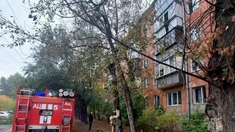 В Челябинске пожарные сняли школьника с карниза четвертого этажа
