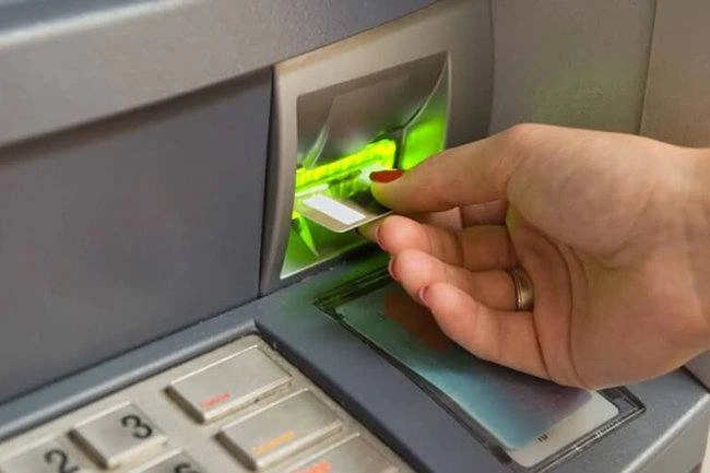 Мошенники подбрасывают карты в банкоматы для вымогательства