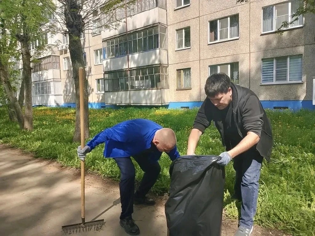 В Чебоксарах на Аллее искусств состоялся субботник   Субботник объединил самых неравнодушных жителей
