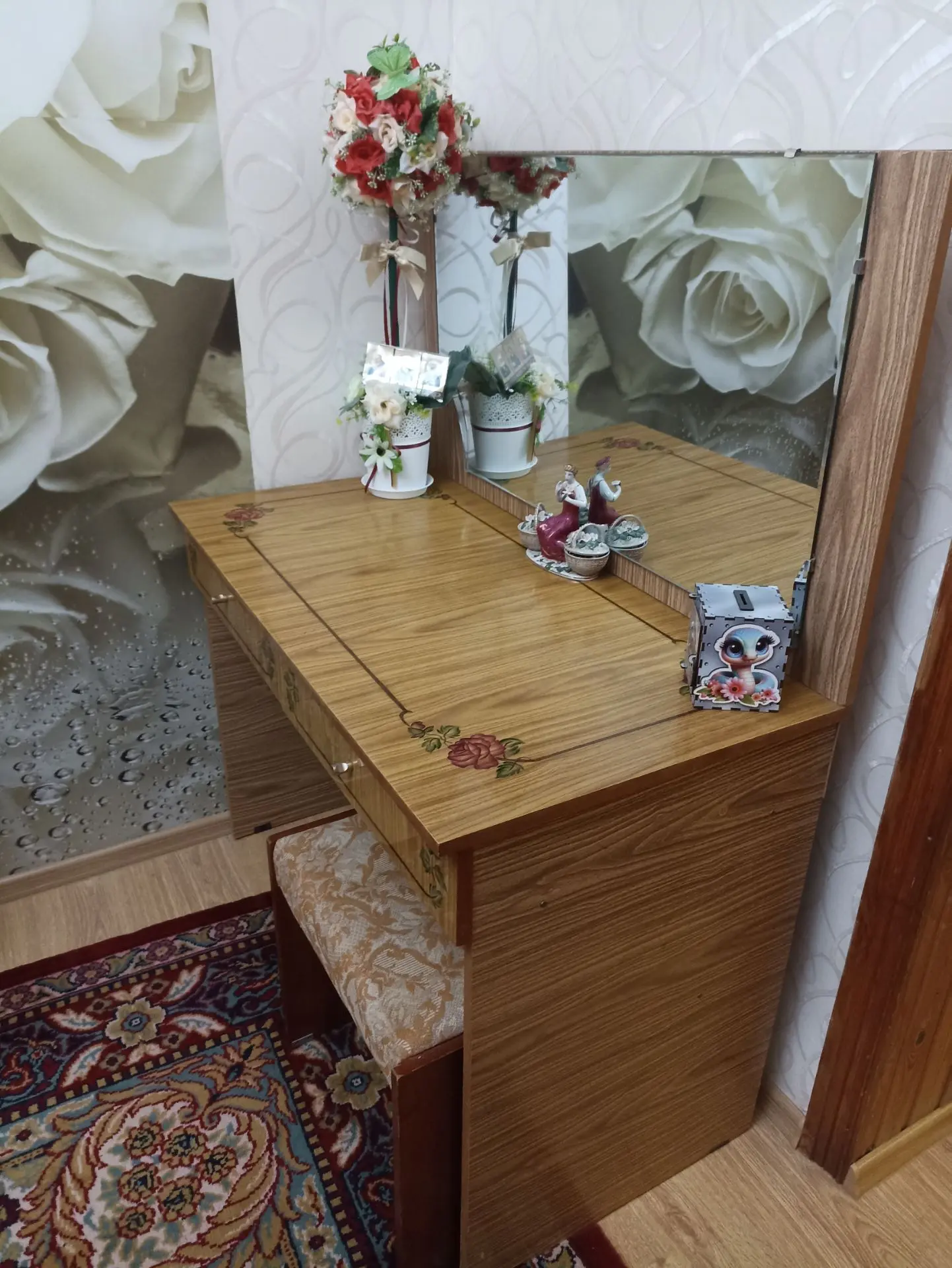 Продается спальный гарнитур. Кровать, 2 шкафа, прикроватные тумбы, туалетный столик, пу...