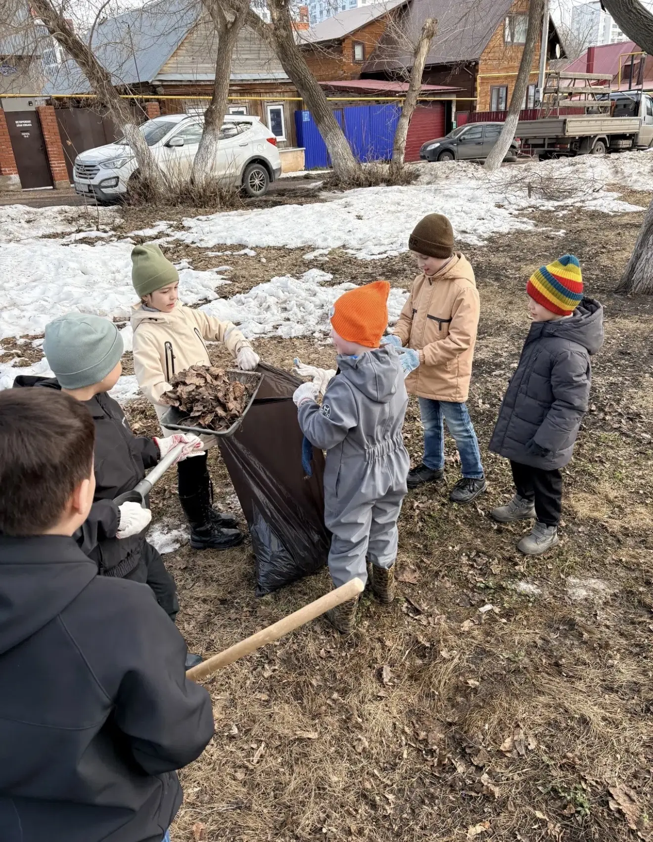 Маленькие Орлята 2 «Б» класса приняли активное участие в общегородском субботнике! 🌿  Особенно симво