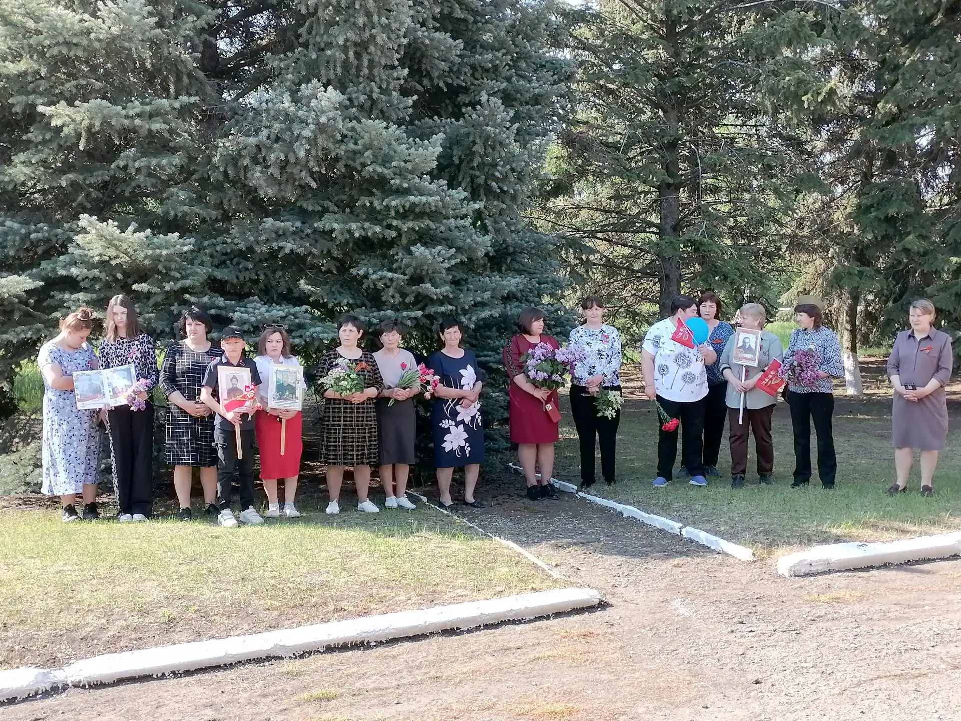 В День Победы на площади возле Туриловского СДК у памятника погибшим землякам собрались...
