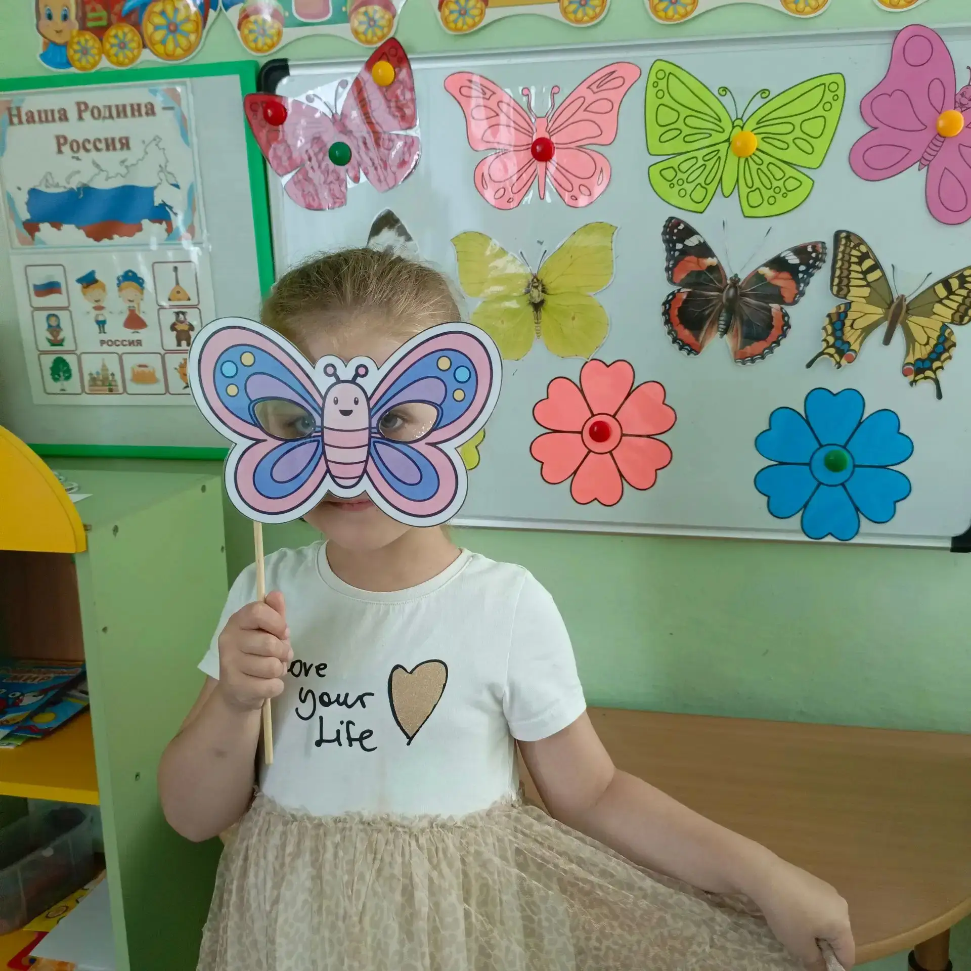 Удивительный цветок:
Жёлтый, красный лоскуток!
А по краю – кружева.
Ой! С усами голова!
Вот так чудо