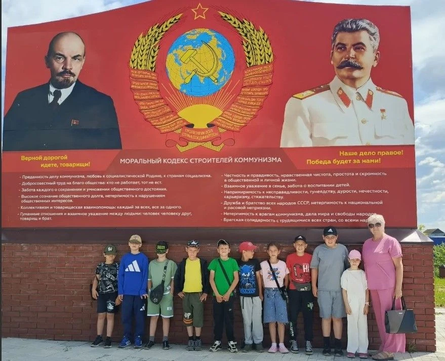В пришкольных лагерях нашего района для детей организована яркая развлекательная програ...