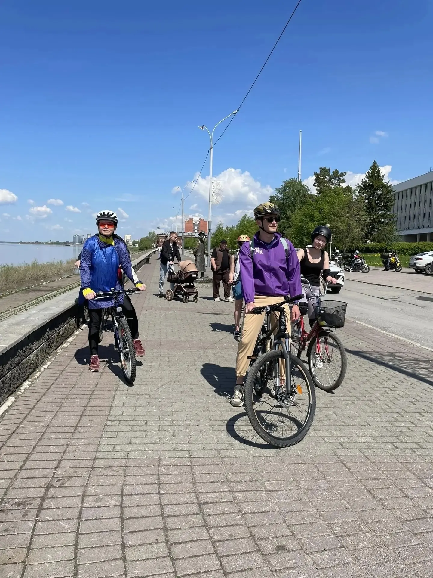 🚲 Накануне Дня защиты детей, София Хлебникова (ученица 10А), совместно с представителе...