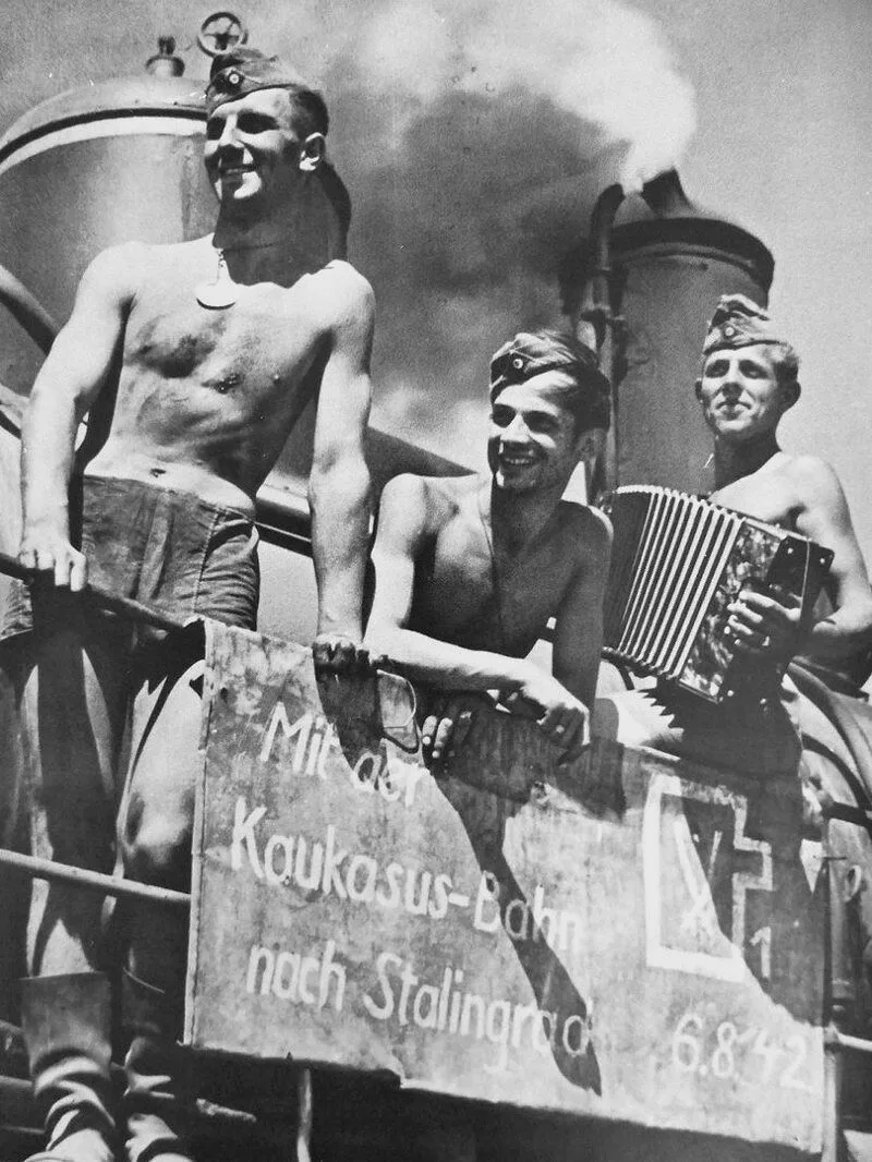 Немецкие солдаты, едут к своей смерти, направляясь к Сталинграду на трофейном советском...