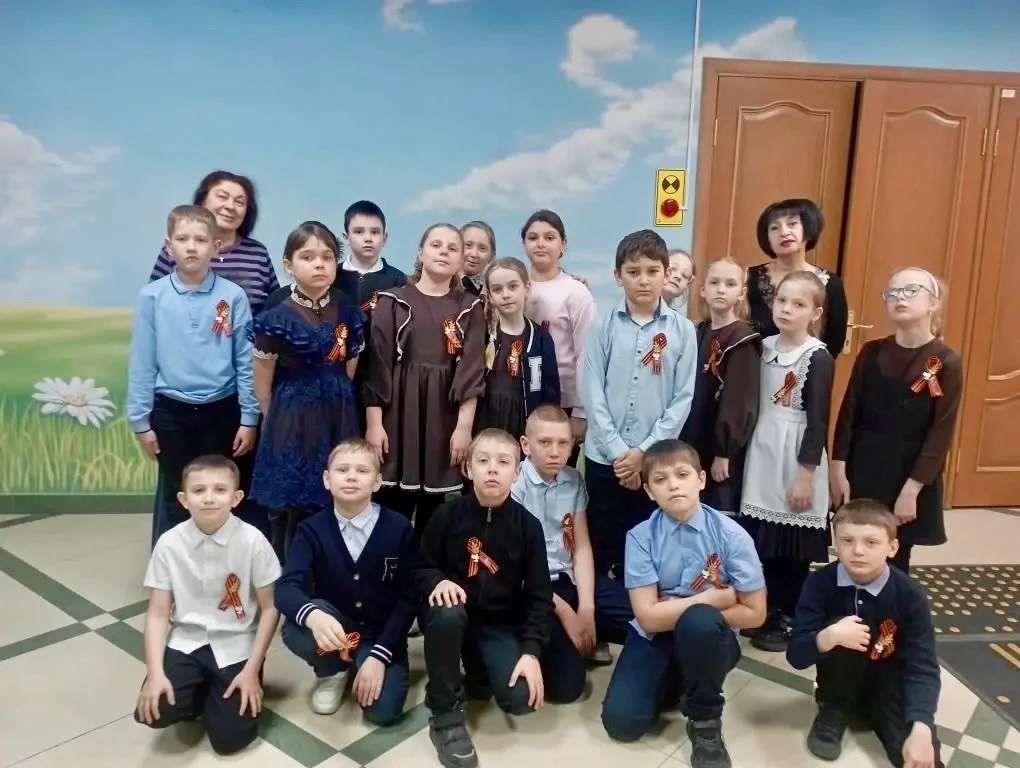 🕊️ Школа, полная памяти и гордости! 🕊️  Представьте: окна нашей школы теперь украшены белыми журавля