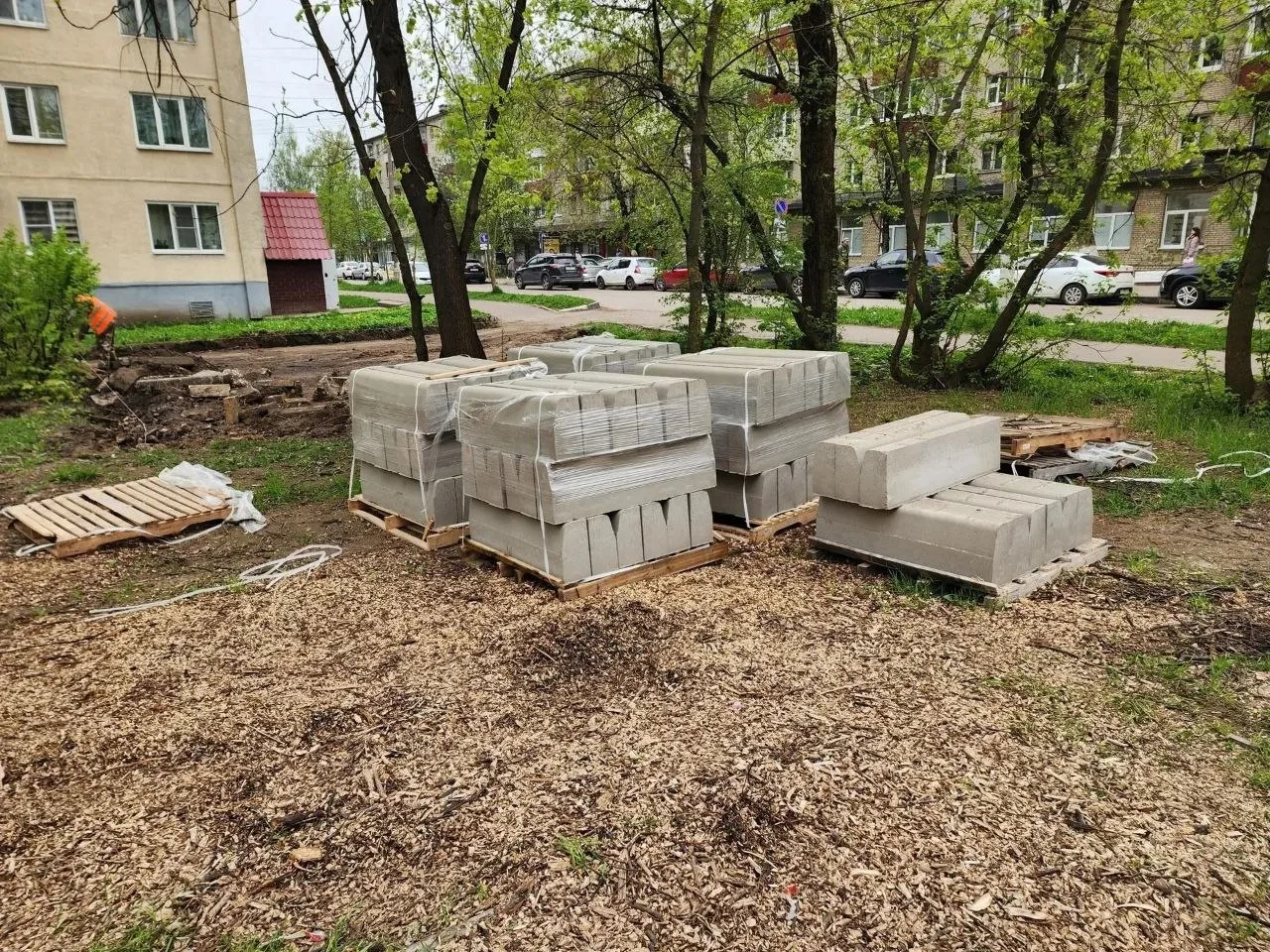 🛠 Благоустройство двора в Солнечногорске: что происходит сейчас  Во дворе между домами № 10 по Совет