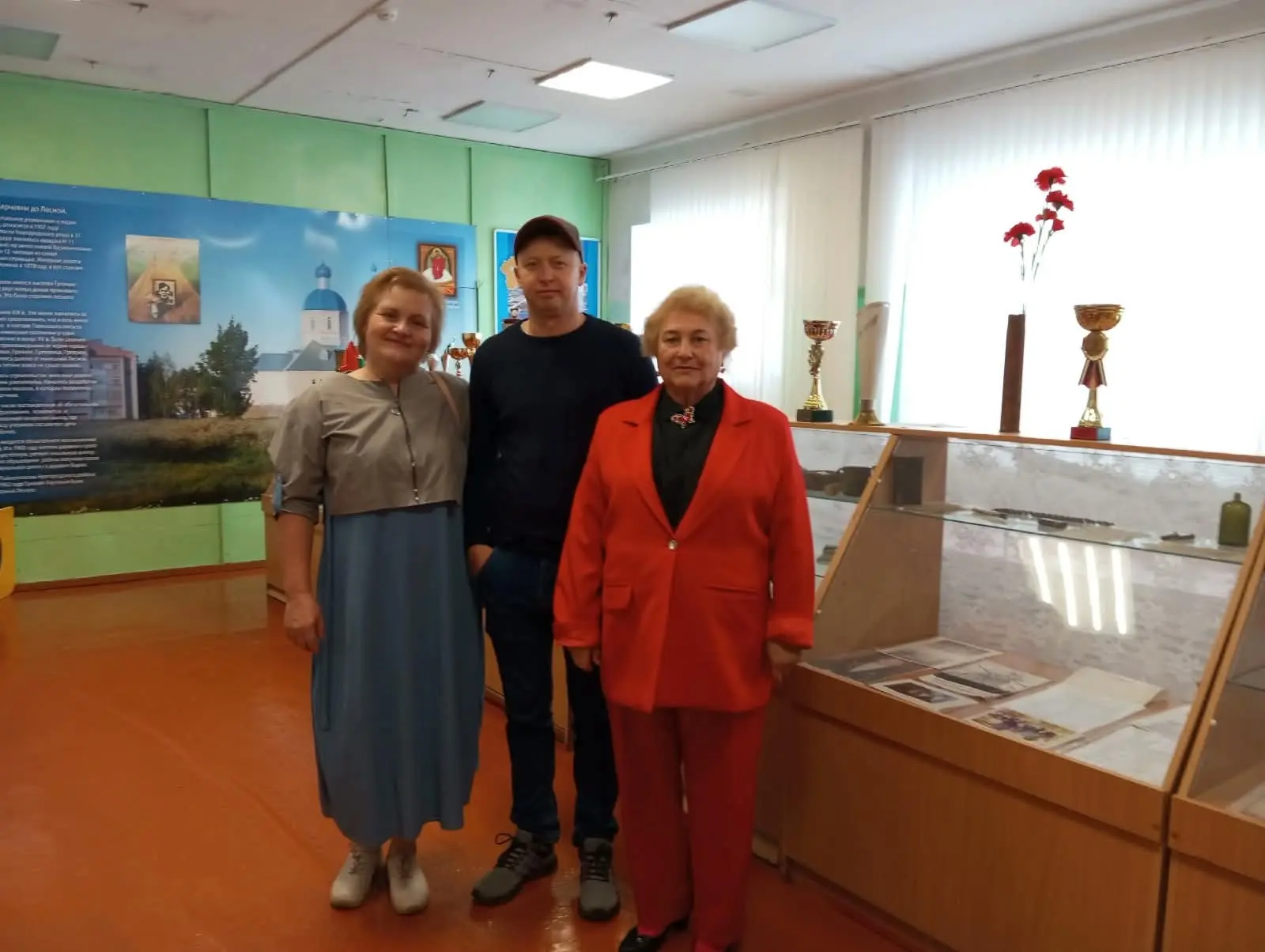 Выпускники школы посещают наш школьный краеведческий музей.