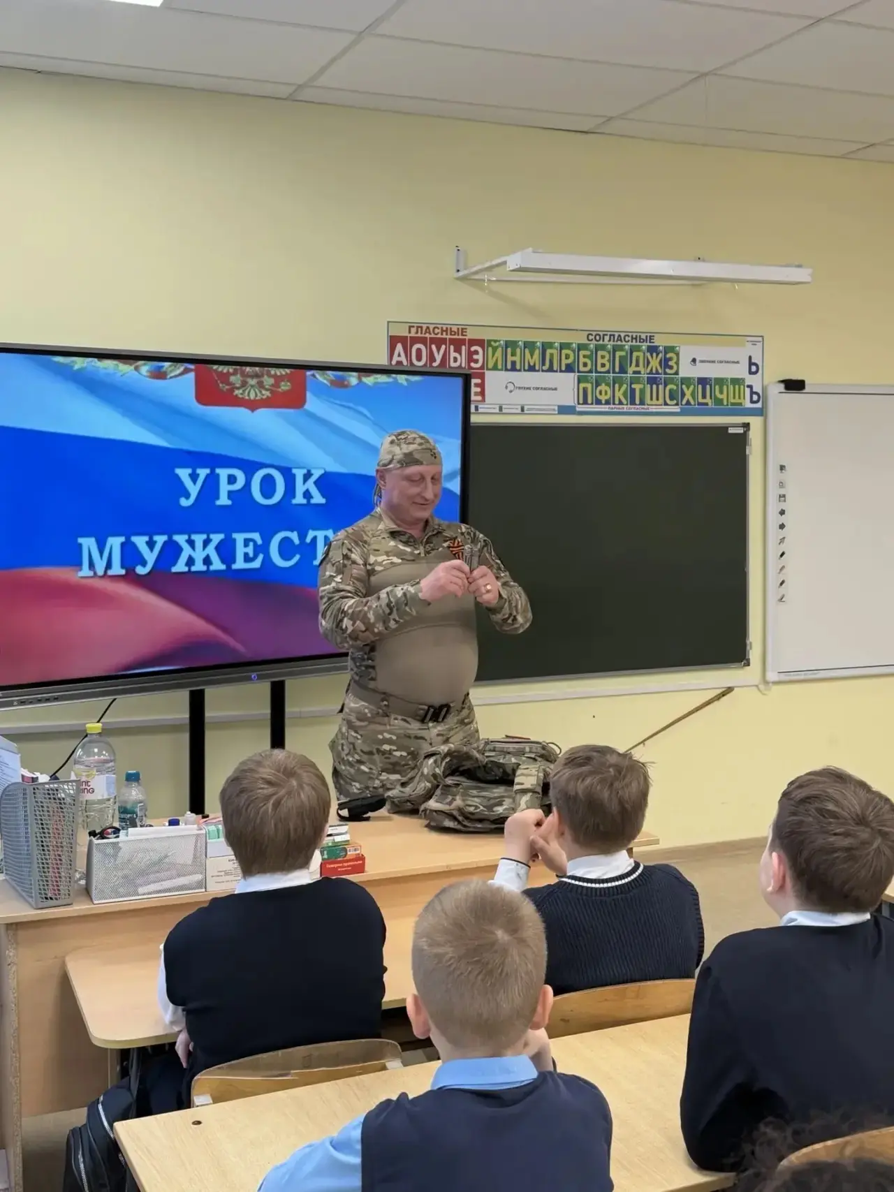 Сегодня в нашем 4 «Б» классе прошёл особенный урок — урок мужества. Гостем стал ветеран боевых дейст