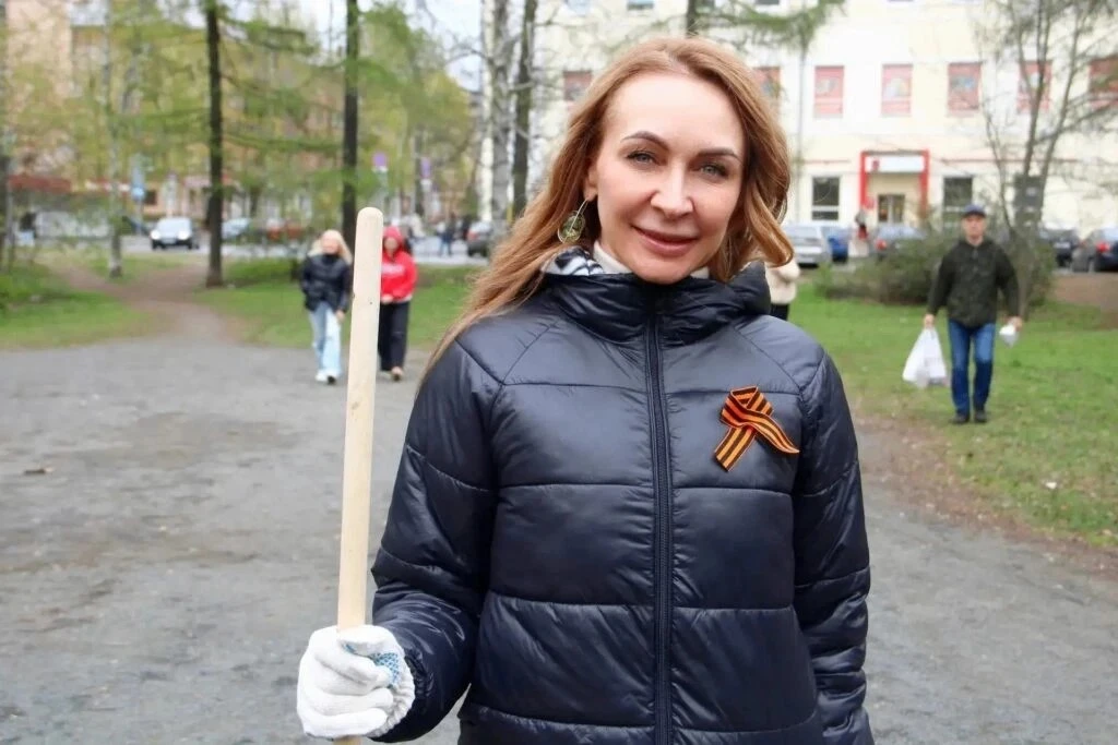 Студенты-медики и активистки Союза женщин России провели субботник в парке Слюдяной фаб...