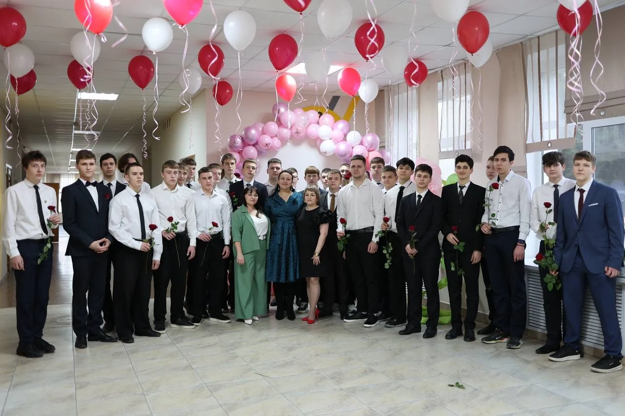 🌸 В нашей школе состоялось поздравление учителей с Международным женским днём — 8 Марта!  💐С самого 