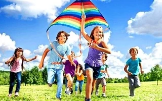 УВАЖАЕМЫЕ РОДИТЕЛИ!С началом каникул детей подстерегает повышенная опасность на дорогах...
